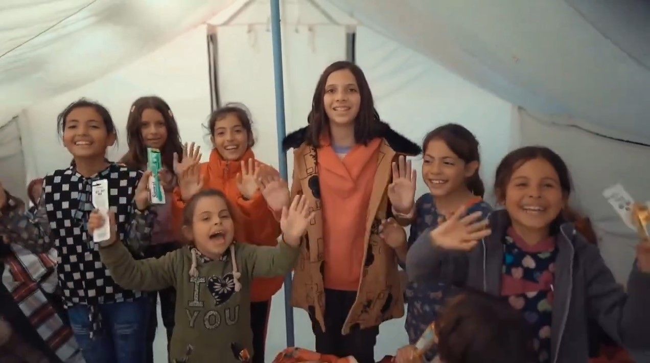 الهلال الأحمر الإماراتي يرسم البسمة على وجه الطفلة جود وإخوتها في غزة