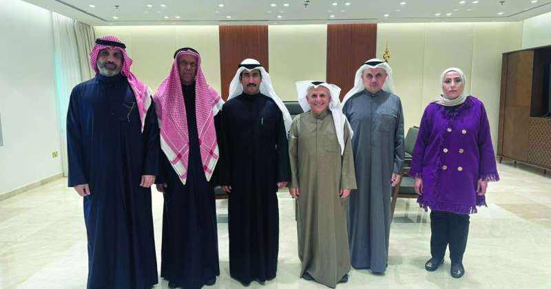 الرشيدي والسلمان يتوسطان المشاركين في اللقاء بين وزارة الأشغال والاتحاد