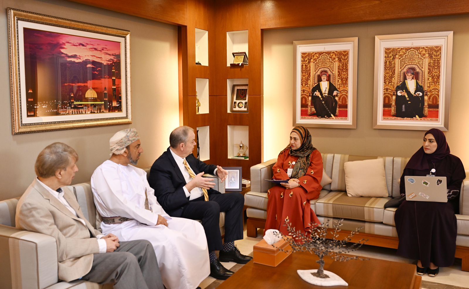 المحروقية تناقش التعاون مع جامعة ويسكونسن أو كلير الأمريكية