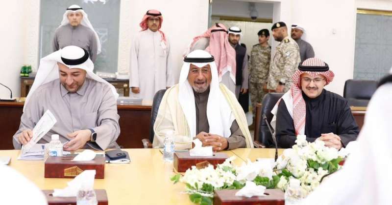 رئيس الحكومة وإلى جانبه الوزير داود معرفي والوزير فراس الصباح