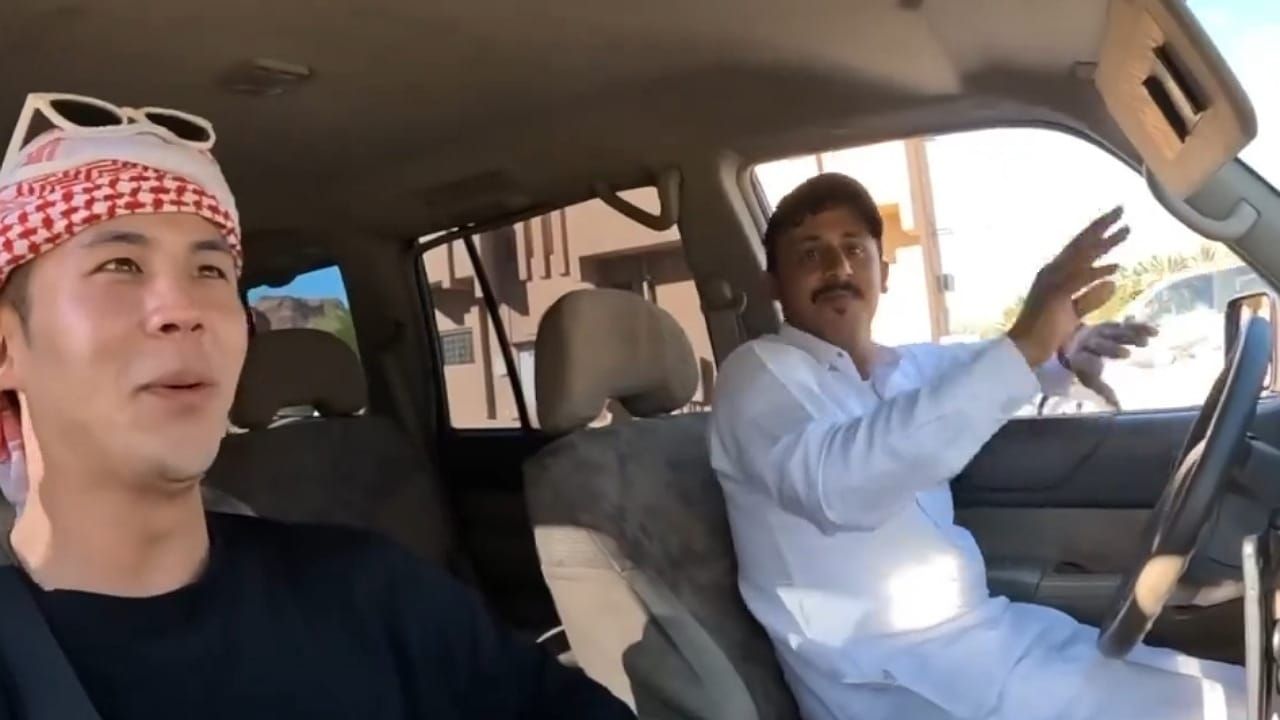 شاب سعودي يفاجئ سائحاً كورياً بمقالب مضحكة أثناء جولته في العلا