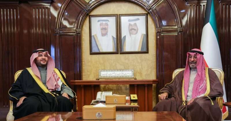 رئيس الوزراء بحث مع الأمير تركي بن محمد القضايا الإقليمية والدولية