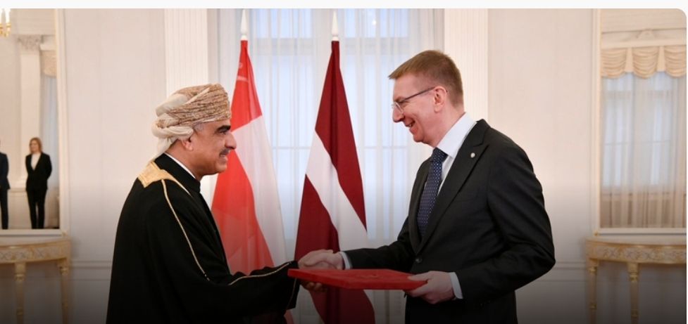 سفير سلطنة عُمان يُقدّم أوراق اعتماده لرئيس جمهورية لاتفيا