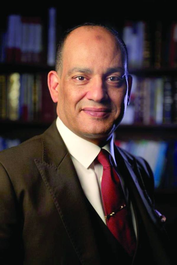 زوجة عربية تطرد أبناء طبيب من بيتهم أثناء تلقيهم العزاء بوفاته