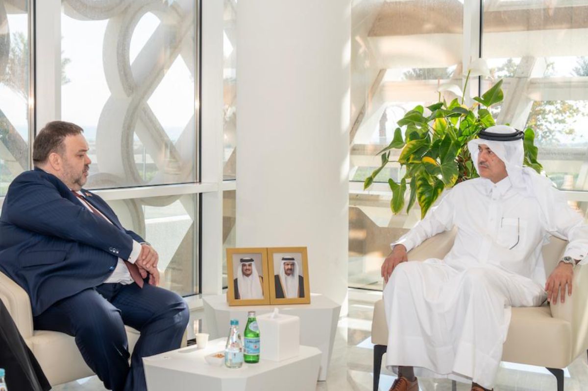 رئيس هيئة المناطق الحرة يجتمع مع نائب وزير الخارجية البيلاروسي