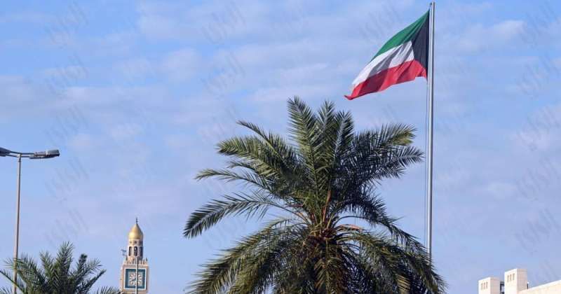 رفع أعلام الكويت بعد انتهاء الحداد