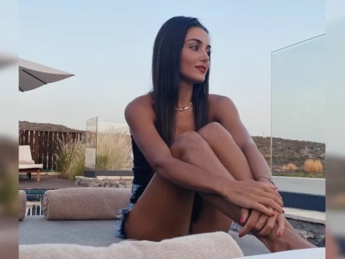 هاندا ارتشيل تثير الجمهور وتظهر صدرها بوضوح بقطعة قماش ممزقه.. في اوقح جلسة تصوير على الكرة الارضية!