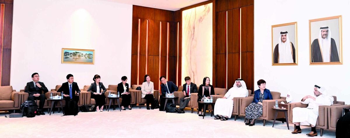 رئيس جامعة قطر يناقش فرص التعاون مع وفد أكاديمي صيني