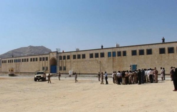 منظمة: محتجزو الأمن السياسي بالمكلا دشنوا عصيانا جماعياً وإضرابا عن الطعام نتيجة حرمانهم من حقوقهم