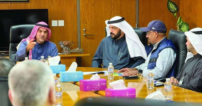 الحجرف مجتمعاً بمسؤولي محطة الشعيبة