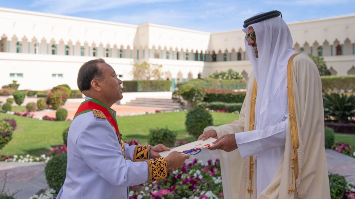 سمو الأمير يتسلم أوراق اعتماد ستة سفراء جدد لدى الدولة