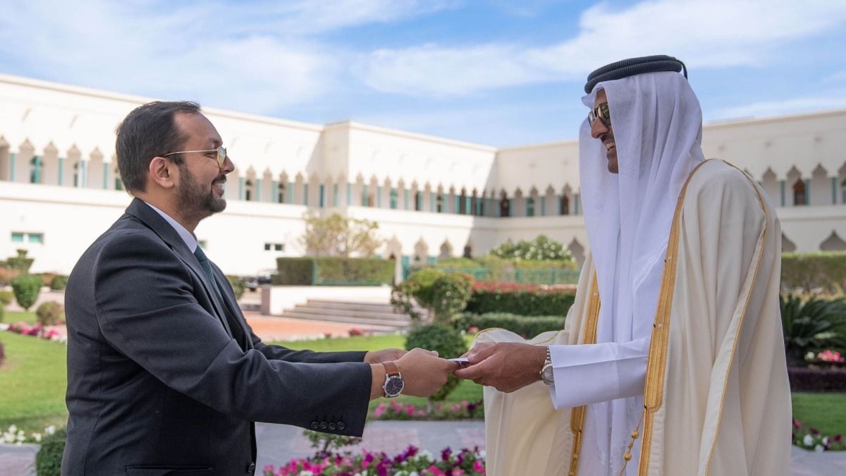 سمو الأمير يتسلم أوراق اعتماد ستة سفراء جدد لدى الدولة