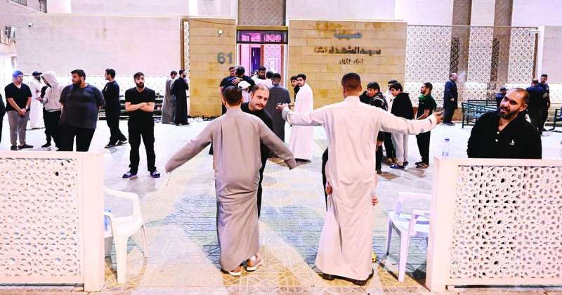 إجراءات أمنية أمام حسينية سيد الشهداء (تصوير أسعد عبدالله)