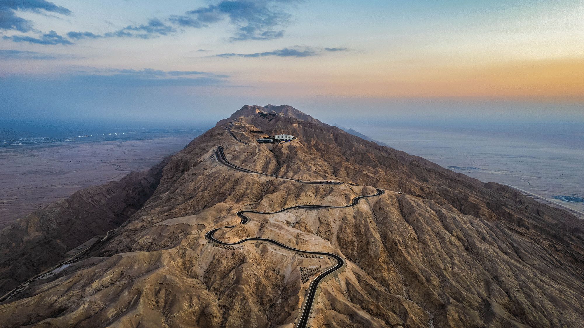 المناطق الجبلية في الإمارات.. تجارب ساحرة فوق السحاب