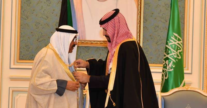 ولي العهد السعودي يقلد سمو الأمير قلادة الملك عبدالعزيز