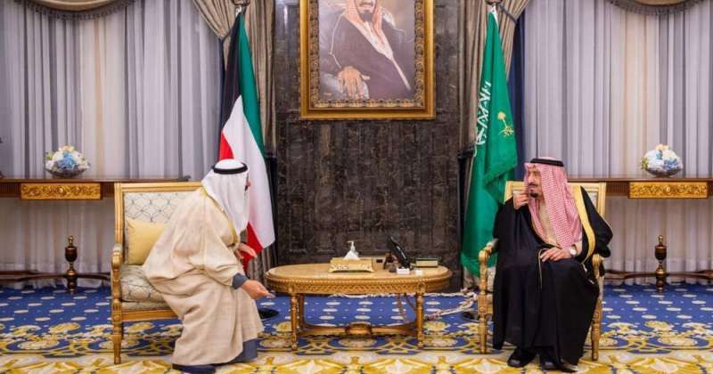 سمو الأمير يزور خادم الحرمين الشريفين في قصر العرقة بالرياض