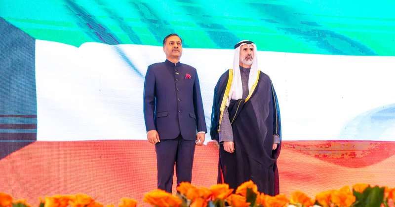 نائب وزير الخارجية السفير الشيخ جراح جابر الأحمد الصباح وسفير الهند لدى البلاد الدكتور أدرش سويكا خلال الاحتفالية