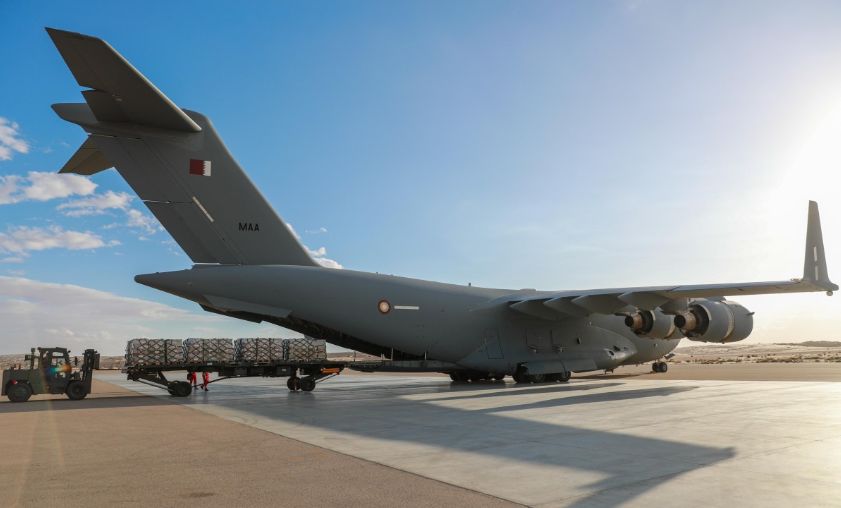 طائرة قطرية تصل إلى مدينة العريش المصرية تحمل مساعدات لدعم الأشقاء الفلسطينيين في غزة