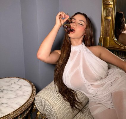 صاروخ أرض أرض .. ديمي روز تستعرض حجم صدرها بحمالة صدر رقيقة جداً وشفافة وبصور جريئه للغاية