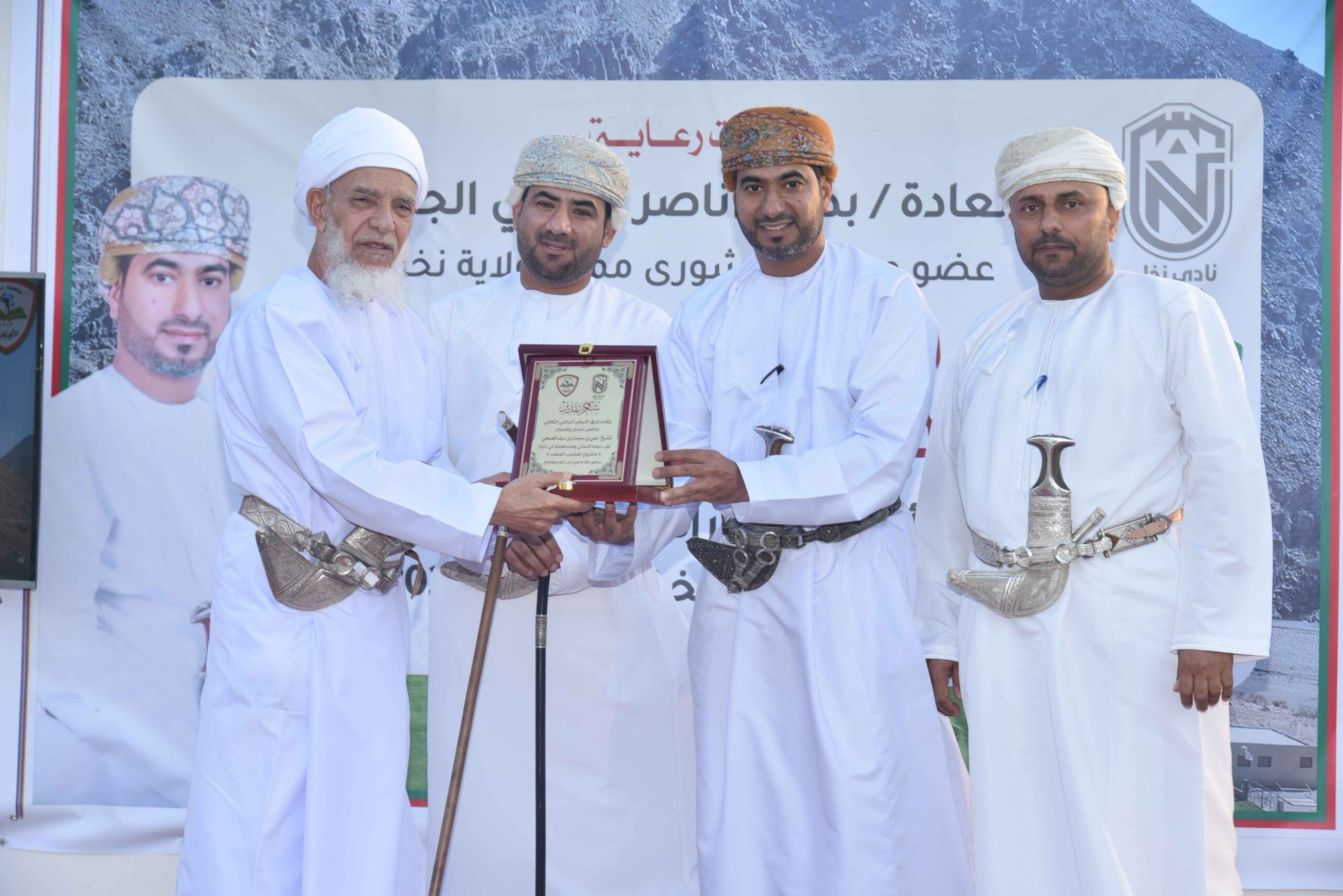 بنك مسقط يفتتح مشروع تعشيب ملعب فريق الأبيض بولاية نخل ضمن برنامج “الملاعب الخضراء”