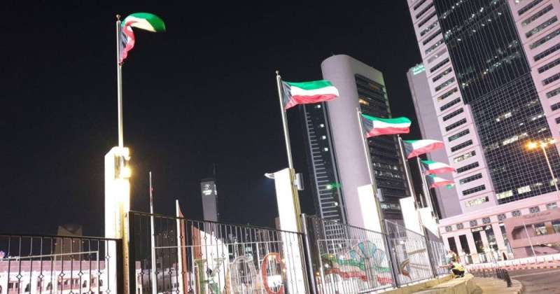 استعدادا للاحتفالات الوطنية.. البلدية تباشر تزيين سواري الشوارع والجسور بأعلام الدولة