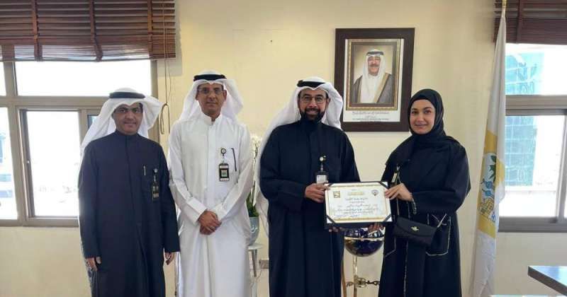 مدير عام البلدية يكرم عدداً من الموظفين المتميزين