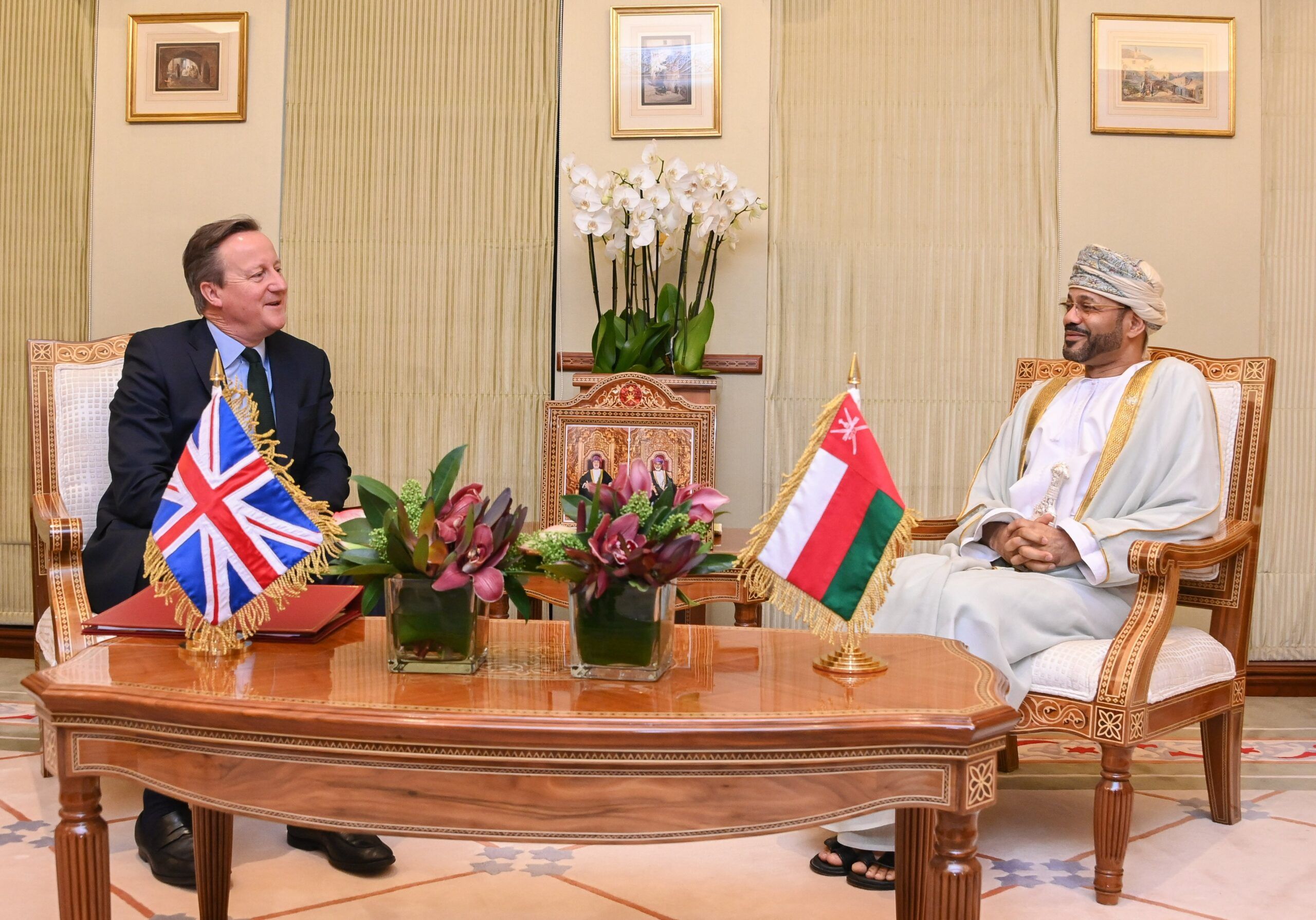 مباحثات عُمانية بريطانية لتحقيق هدنة إنسانية دائمة في ‎غزة.