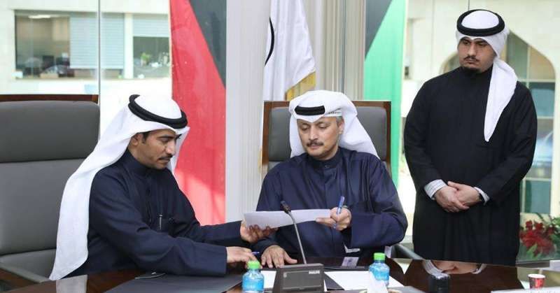 وكيل «الأشغال» بالتكليف عيد الرشيدي والرئيس التنفيذي لـ«نفط الكويت» بالإنابة عيسى المراغي أثناء توقيع الاتفاقية