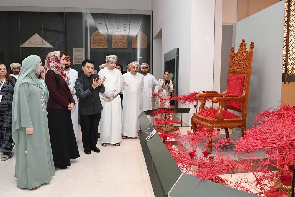 بين الفن والطبيعة.. افتتاح معرض “أسرار الزهور” بـ مسقط