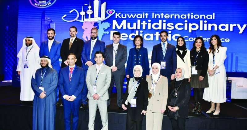الحساوي والحمدان متوسطين المشاركين في المؤتمر