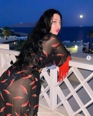 صافيناز تظهر عارية تماماً تغطى جسمها بالطين بس