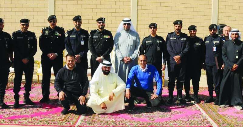 ناصر العجمي متوسطاً مسؤولي المؤسسات الإصلاحية بوزارة الداخلية