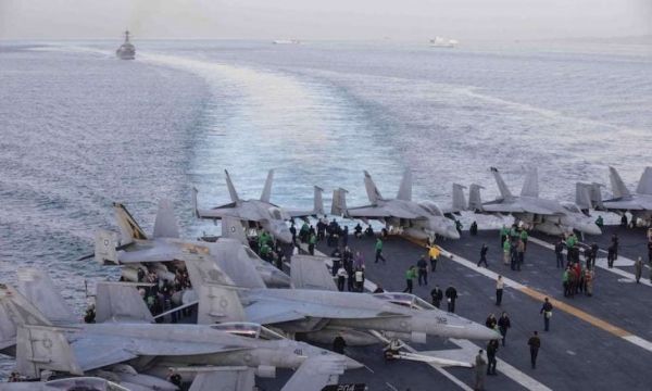 القوات الأمريكية تستهدف 10 طائرات مسيرة غرب اليمن والحوثيين يستهدفون سفينة تجارية