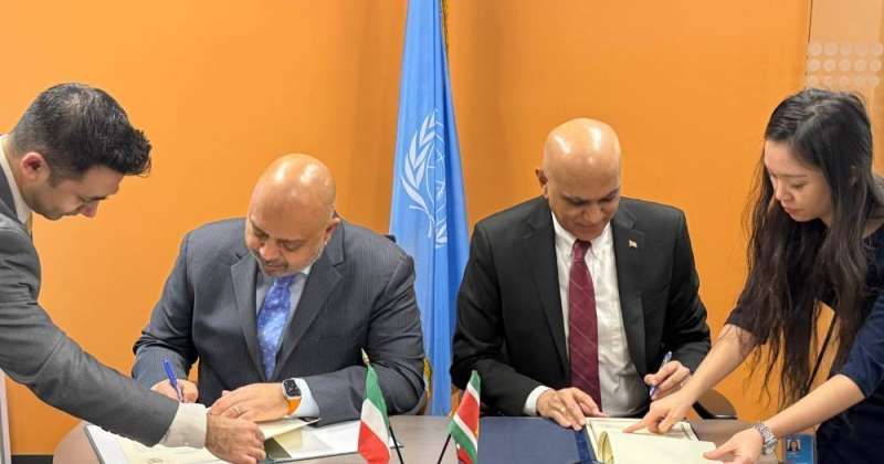 مندوب الكويت الدائم لدى الأمم المتحدة السفير طارق البناي أثناء توقيع البيان