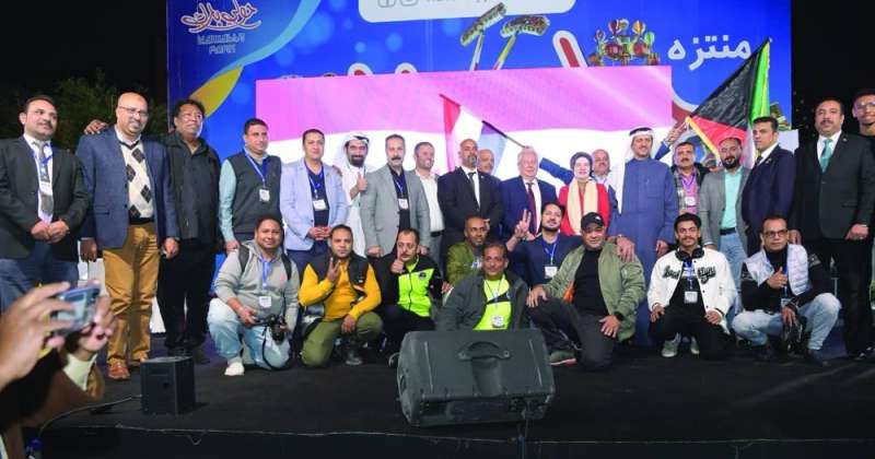 السفير شلتوت وعدد من المشاركين في الكرنفال في لقطة جماعية