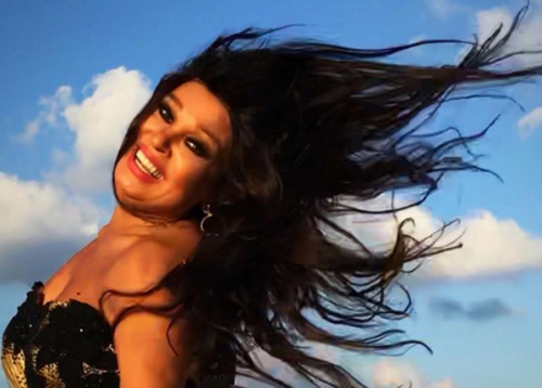 "فيفي عبده" بوصلة رقص شبه عارية .. والجمهور "عيب على سنك تيتا فوفا احترمي نفسك"