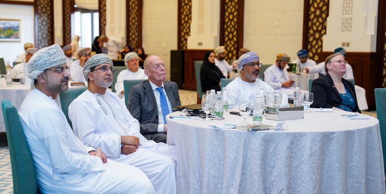 البرنامج الوطني للاستدامة المالية يبحث سبل تطوير القوانين في سلطنة عمان