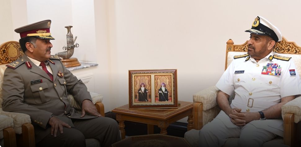 رئيس أركان قوات السُّلطان المسلحة يستقبل مسؤولًا عسكريًّا قطريًّا