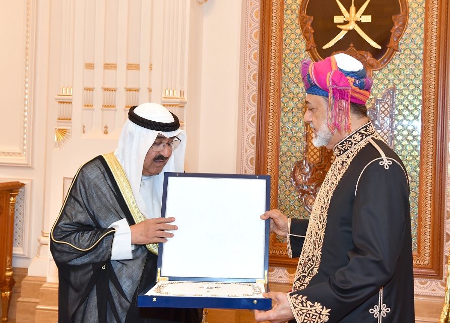 جلالة السُّلطان وأمير الكويت يتبادلان الأوسمة