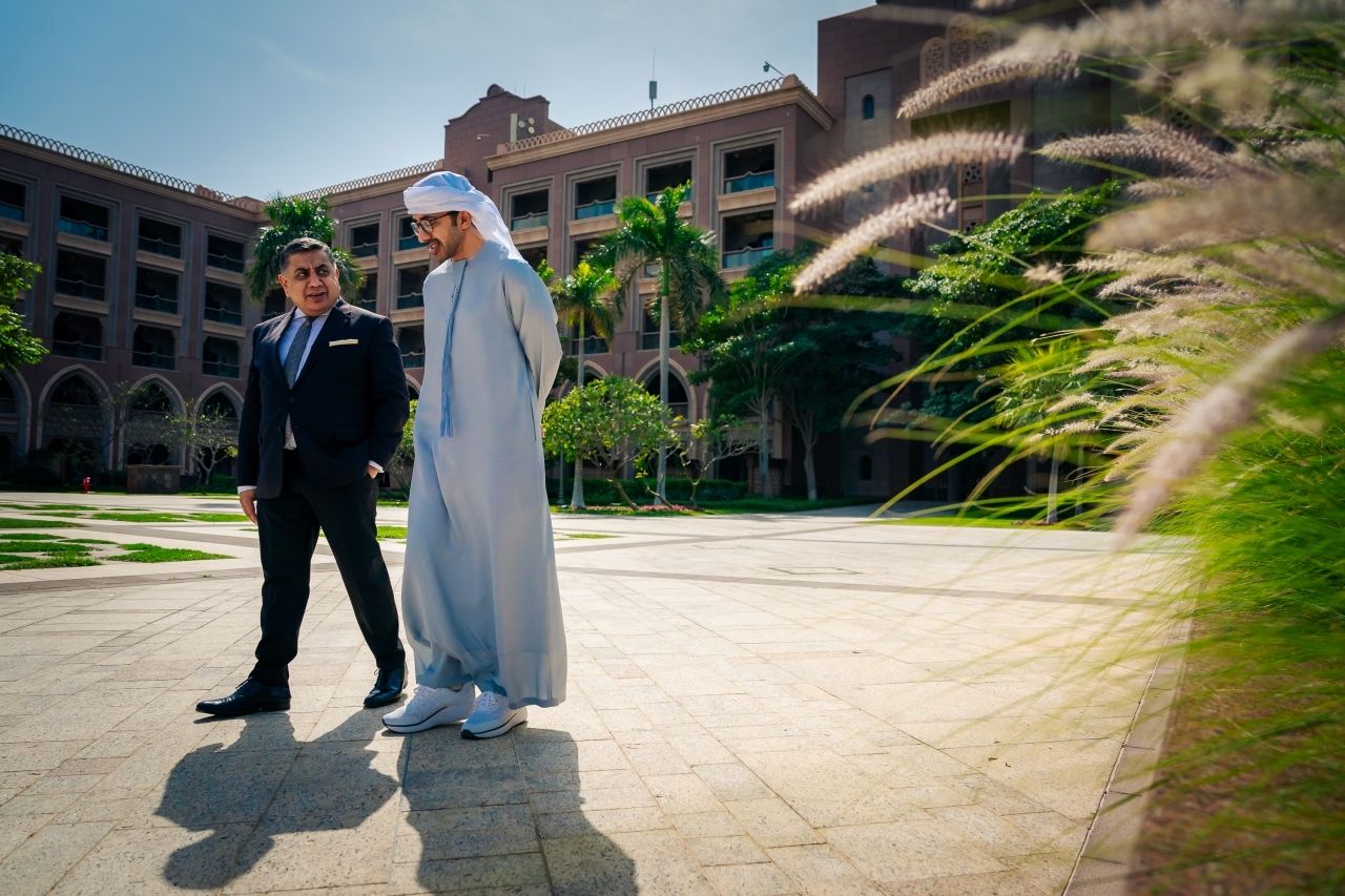 عبدالله بن زايد يؤكد دعم الإمارات للمساعي الرامية لوقف إطلاق النار في غزة