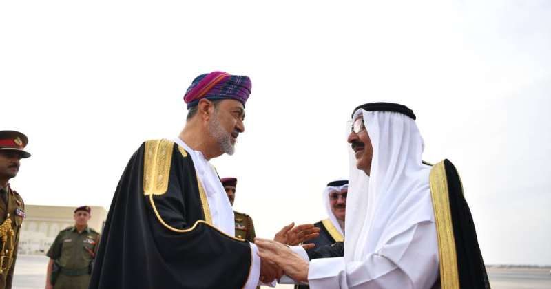 سمو الأمير يصل إلى سلطنة عمان والسلطان هيثم بن طارق في مقدمة مستقبليه