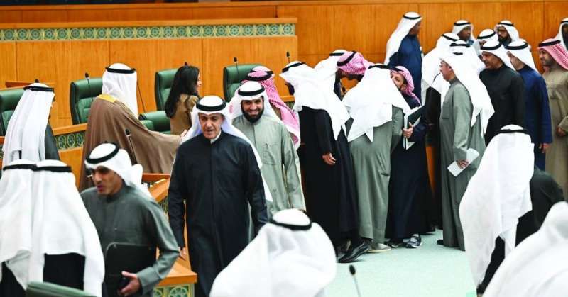 الطشة والنواب لدى دخولهم القاعة