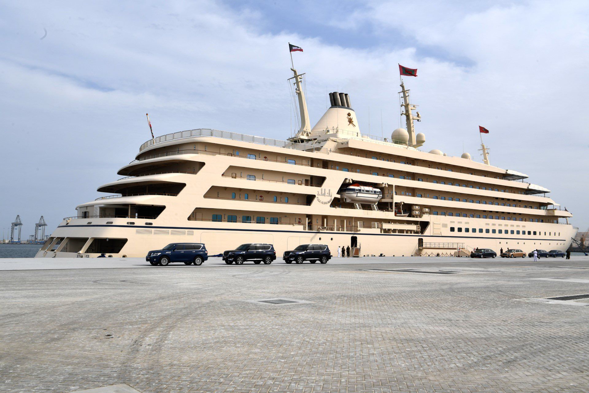 جلالة السُّلطان يقيم مأدبة غداء خاصة بسفينة “فلك السلامة” تكريماً لـ أمير الكويت