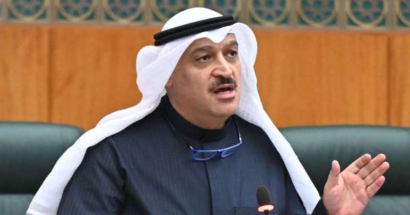 العوضي متحدثاً في الجلسة