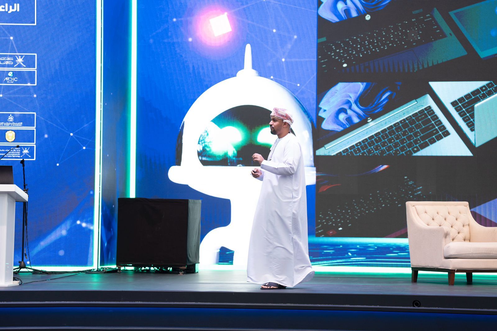 استعراض قصة نجاح أول جهاز حاسوب عُماني بمقهى الابتكار 2024