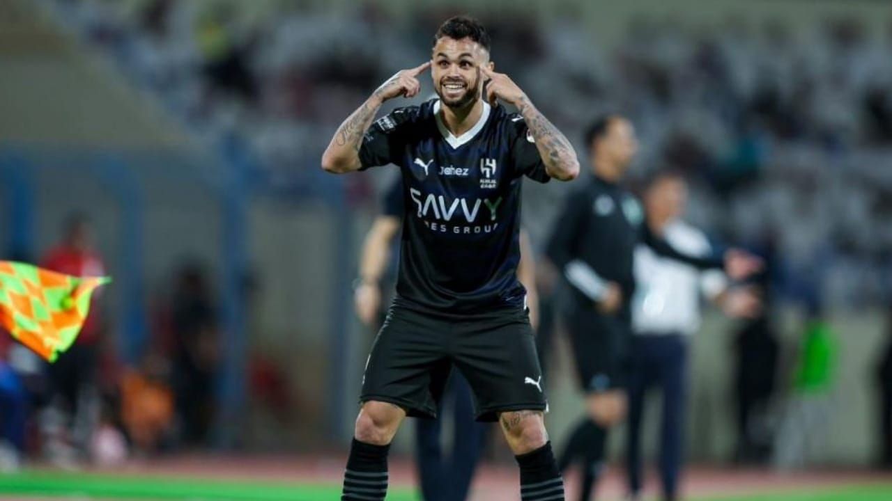 بعد الفوز بكأس موسم الرياض.. نجم الهلال يظهر مع زوجته الحسناء في أحد مطاعم الرياض.. شاهد