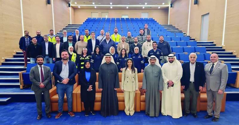 المشعان تتوسط القائمين على المشروع ومهندسي التنفيذ