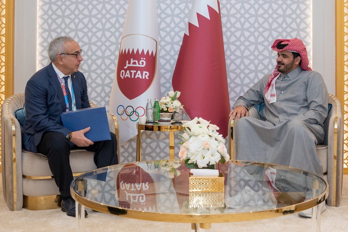 رئيس اللجنة الأولمبية القطرية يلتقي مسؤولين رياضيين على هامش بطولة العالم للألعاب المائية