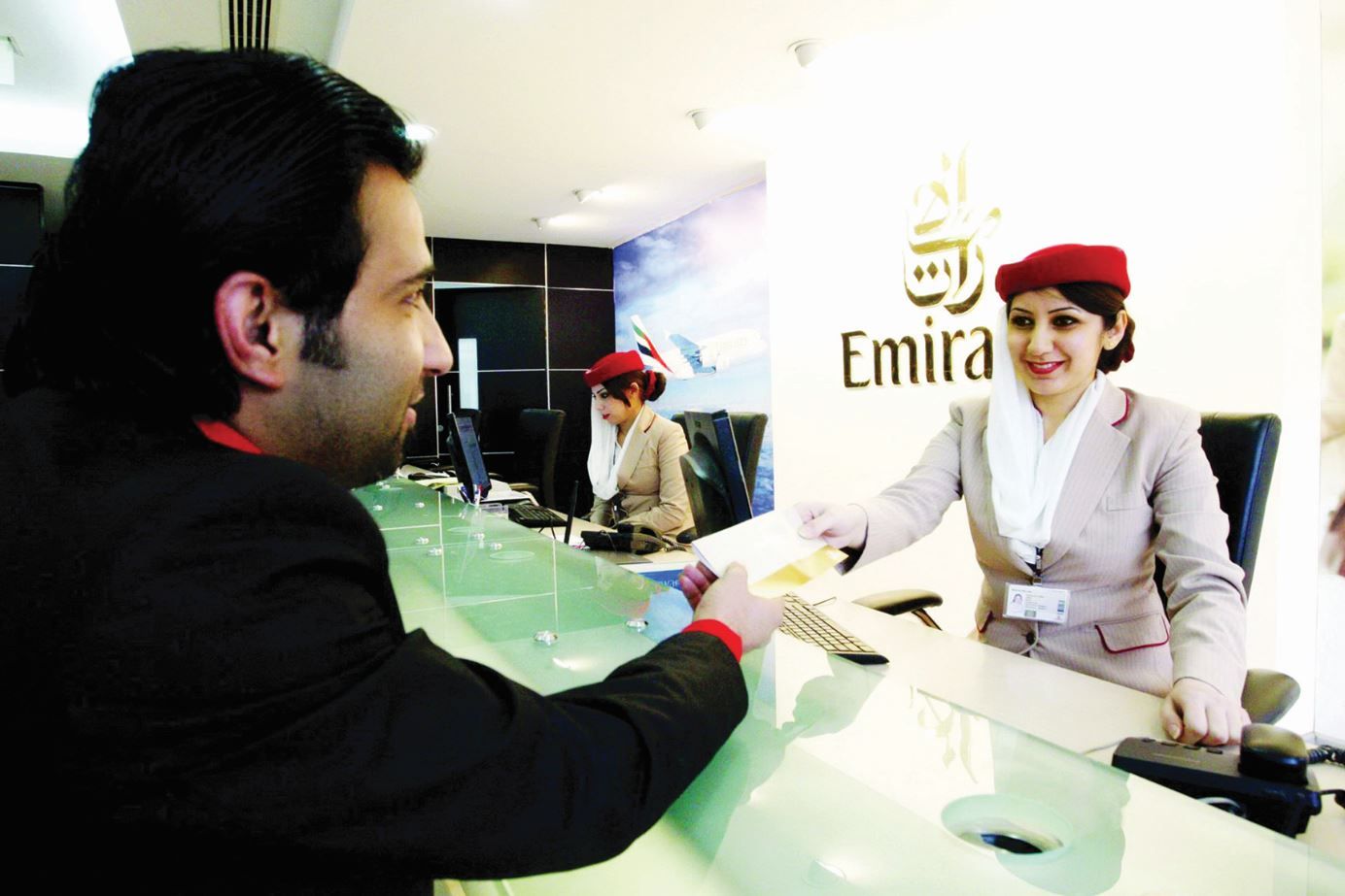 «طيران الإمارات» تحث عملاءها على التبكير في الوصول للمطار في ظل الحالة الجوية السائدة