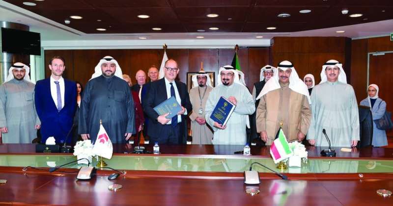 لقطة جماعية عقب توقيع العقد